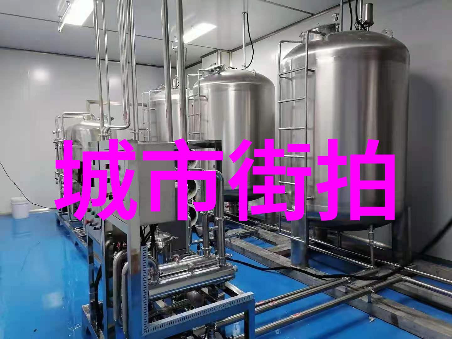 穿着同一件基本连衣裙可以有多少种不同风格的打扮方式