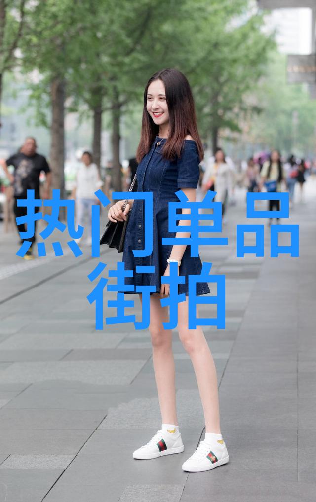 37岁全智贤金色长裙现身活动苗条身材尽收眼底
