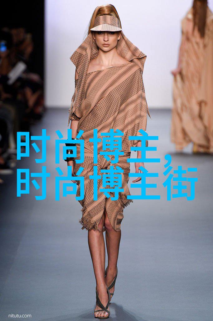 迪丽热巴连穿两条短裤显腿长紫色上衣搭白色短