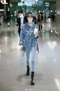 何超莲机场一套牛仔+渔夫帽和铆钉靴
