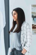 肯达尔詹娜Kendall Jenner最新街拍 深V连