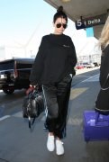 Kendall jenner最新街拍 卫衣搭配校服裤