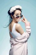 迪丽热巴真是太美了身着花瓣半身裙