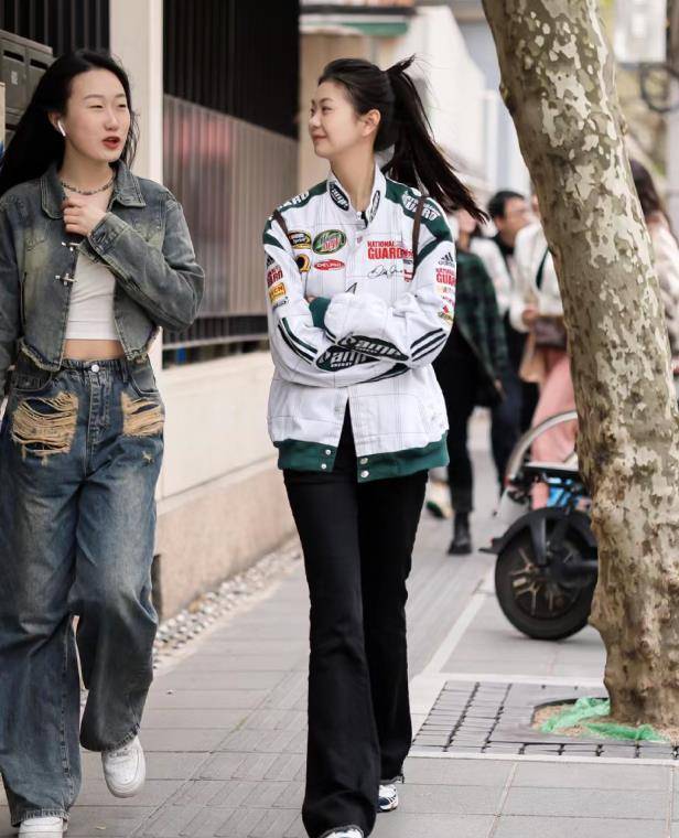 街拍搭配图_街拍搭配时尚的衣服_时尚搭配街拍/