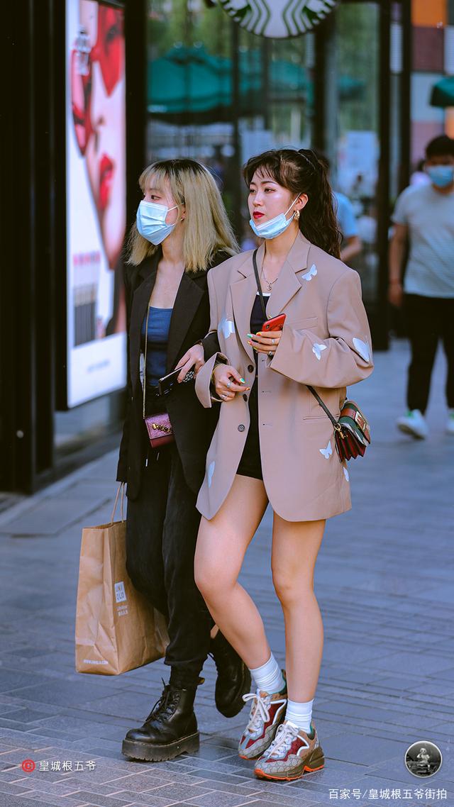 街拍搭配时尚女装_街拍搭配时尚的衣服_时尚搭配街拍/