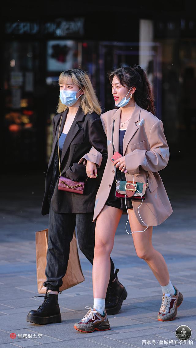 街拍搭配时尚的衣服_时尚搭配街拍_街拍搭配时尚女装/