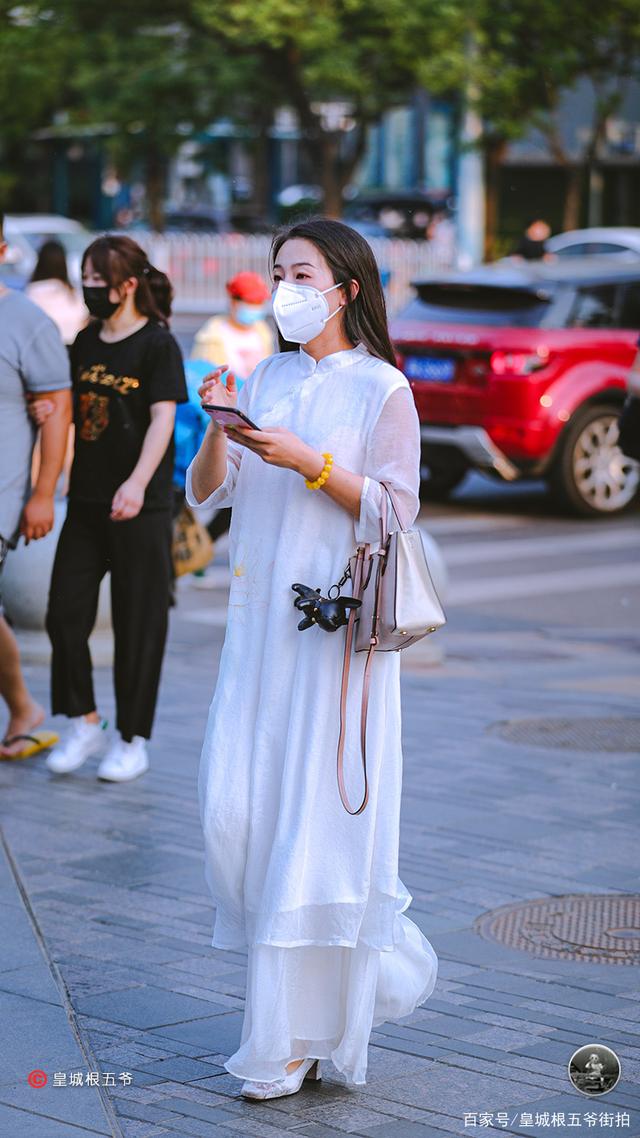街拍搭配时尚的衣服_时尚搭配街拍_街拍搭配时尚女装/