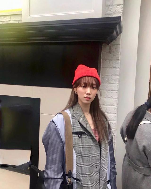 街拍明星穿百褶裙搭配图片_明星穿搭街拍_明星街头穿搭/