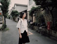刘雯日本街拍用基础款穿出高级范儿