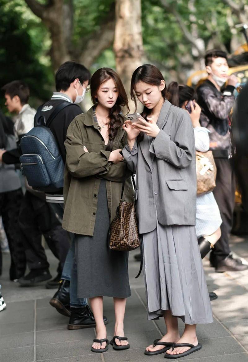 夏季时尚街拍美女搭配_上海街拍时尚搭配_时尚搭配街拍/