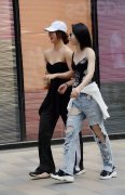 五月北京街拍看三里屯美女个性出街