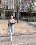 北方美女街拍露香肩和锁骨的小