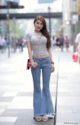 美女街拍时尚穿搭灰色T恤搭配牛仔喇