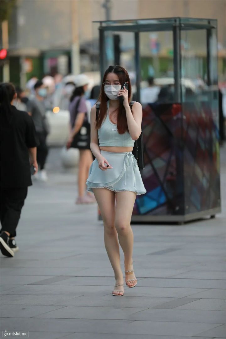 街拍搭配时尚的衣服_街拍时尚穿搭_时尚搭配街拍/