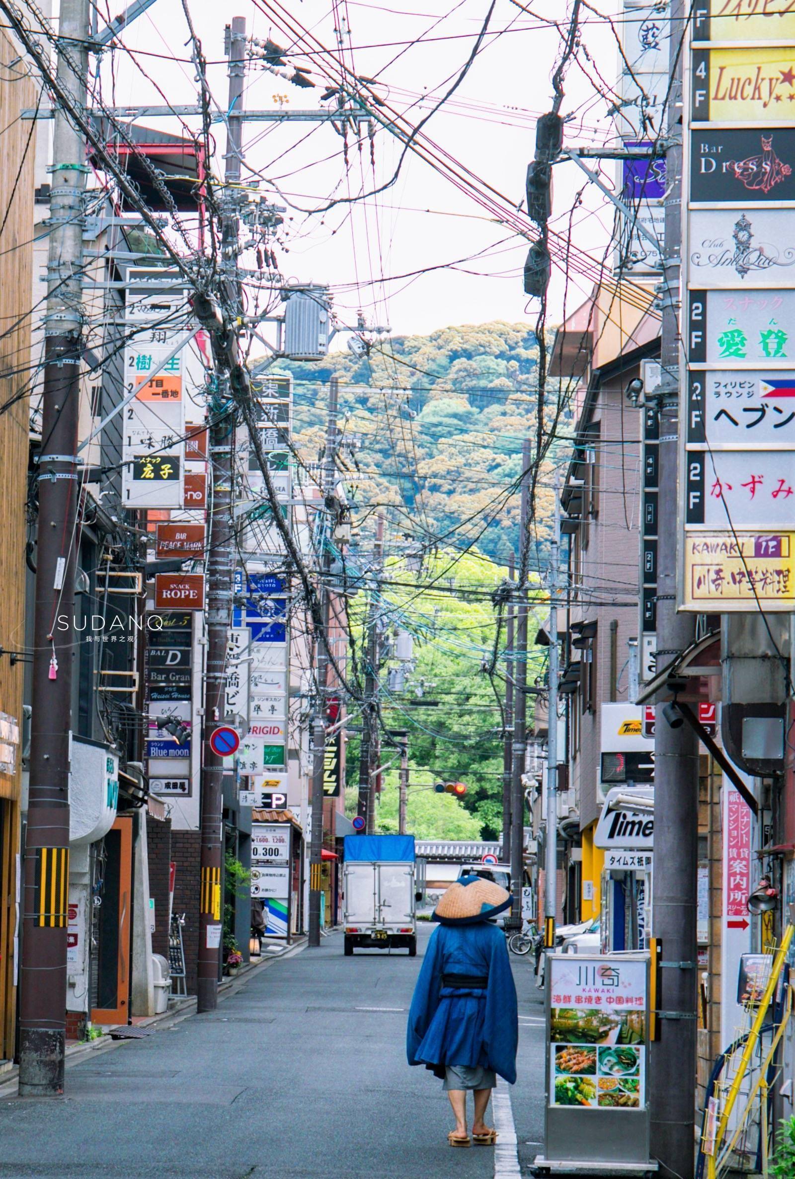 街拍城市夜景视频_城市街拍_街拍城市的雨夜美女图/