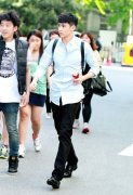 2PM尼坤工作状态街拍 修长引领时尚