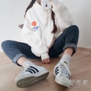 忽冷忽热的天气 还是少不了帽T来个洋