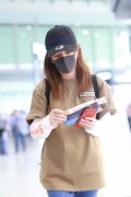 43岁赵薇瘦了之后又火了T恤搭牛仔裤