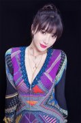 柳岩穿起印花裙化淡妆出镜更是清纯的她私下竟