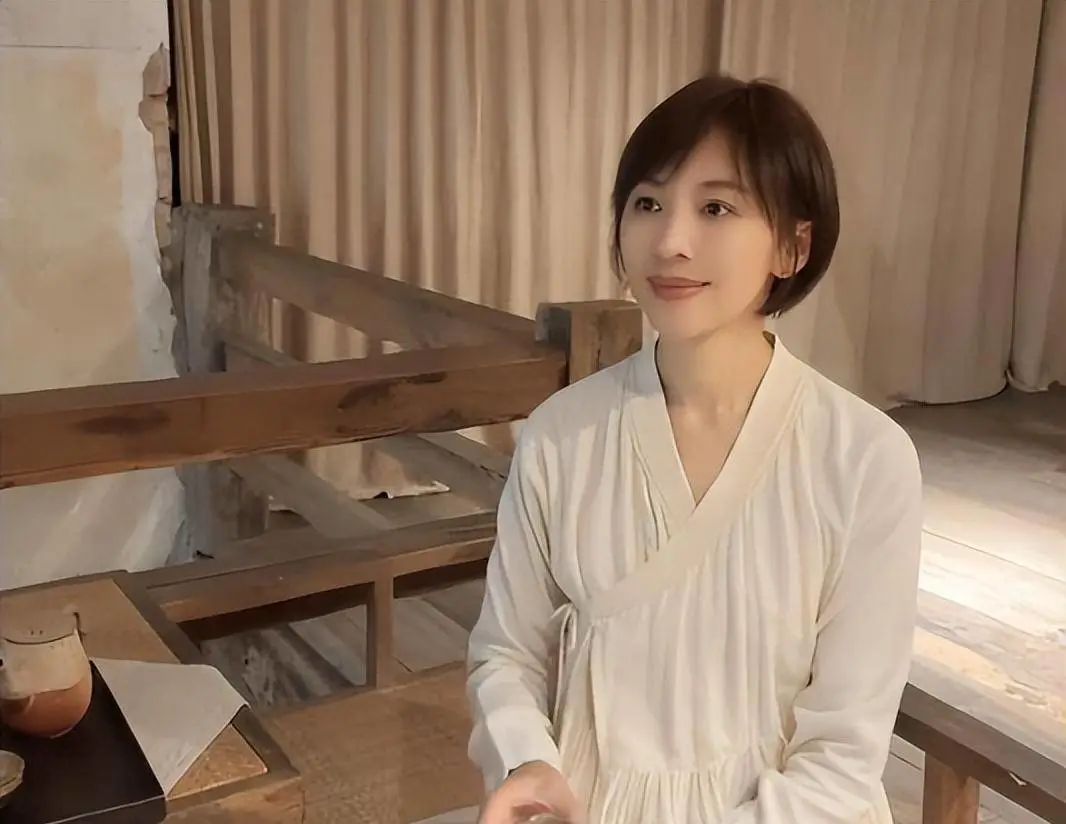 海报街拍明星网名大全_海报网明星街拍_最新明星街拍海报网/