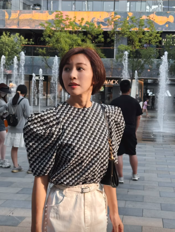 海报网明星街拍_最新明星街拍海报网_海报街拍明星网名大全/