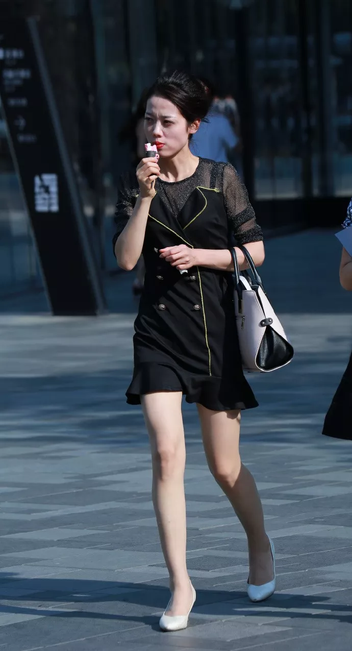 街拍搭配时尚女装_街拍搭配时尚的衣服_时尚搭配街拍/