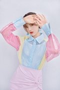 杨超越不愧是亚太第3美拼接衬衫配粉裙就像从动