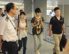李宇春霸气外漏豹头T恤现身 李宇春街