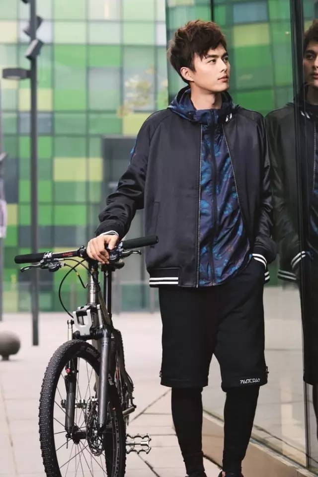 街拍牛仔裤美女穿搭2018夏_明星街拍穿搭图片_明星穿搭街拍/