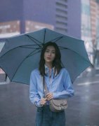 街拍大表哥穿各种中性风单品帅气又
