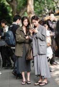 深圳街拍的妹子这样穿太时尚了 裙子