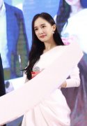 杨幂出席活动超惊艳一袭白色裙装清