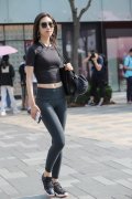 街头要去健身的小姐姐一身黑色紧身