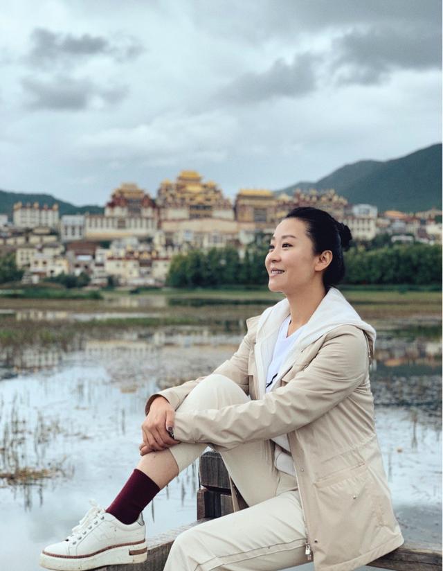女性穿高端女装的美丽形象
