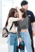 学习明星穿搭Kim Jisoo在明星街拍网上