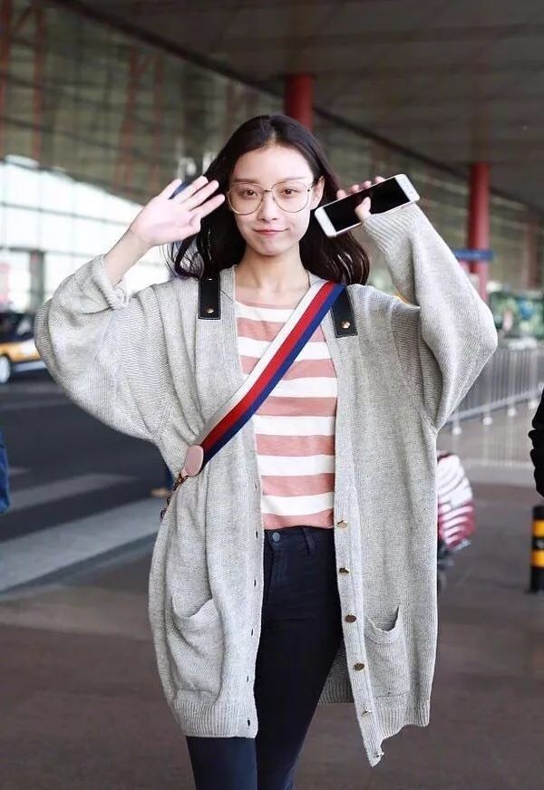 明星街头穿搭_明星穿搭街拍_街拍明星穿百褶裙搭配图片/