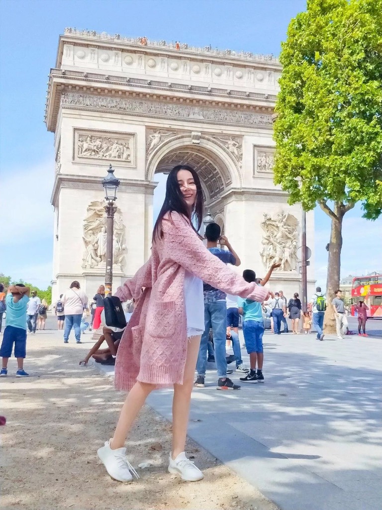 明星穿搭街拍_明星街头穿搭_街拍明星穿百褶裙搭配图片/
