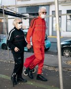 80岁时尚街拍达人为孙子时尚事业出镜
