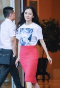 杨幂机场最新look玫红色半身裙很是瞩目粉丝直呼