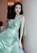 景甜一袭薄荷绿礼裙亮相某活动尽展