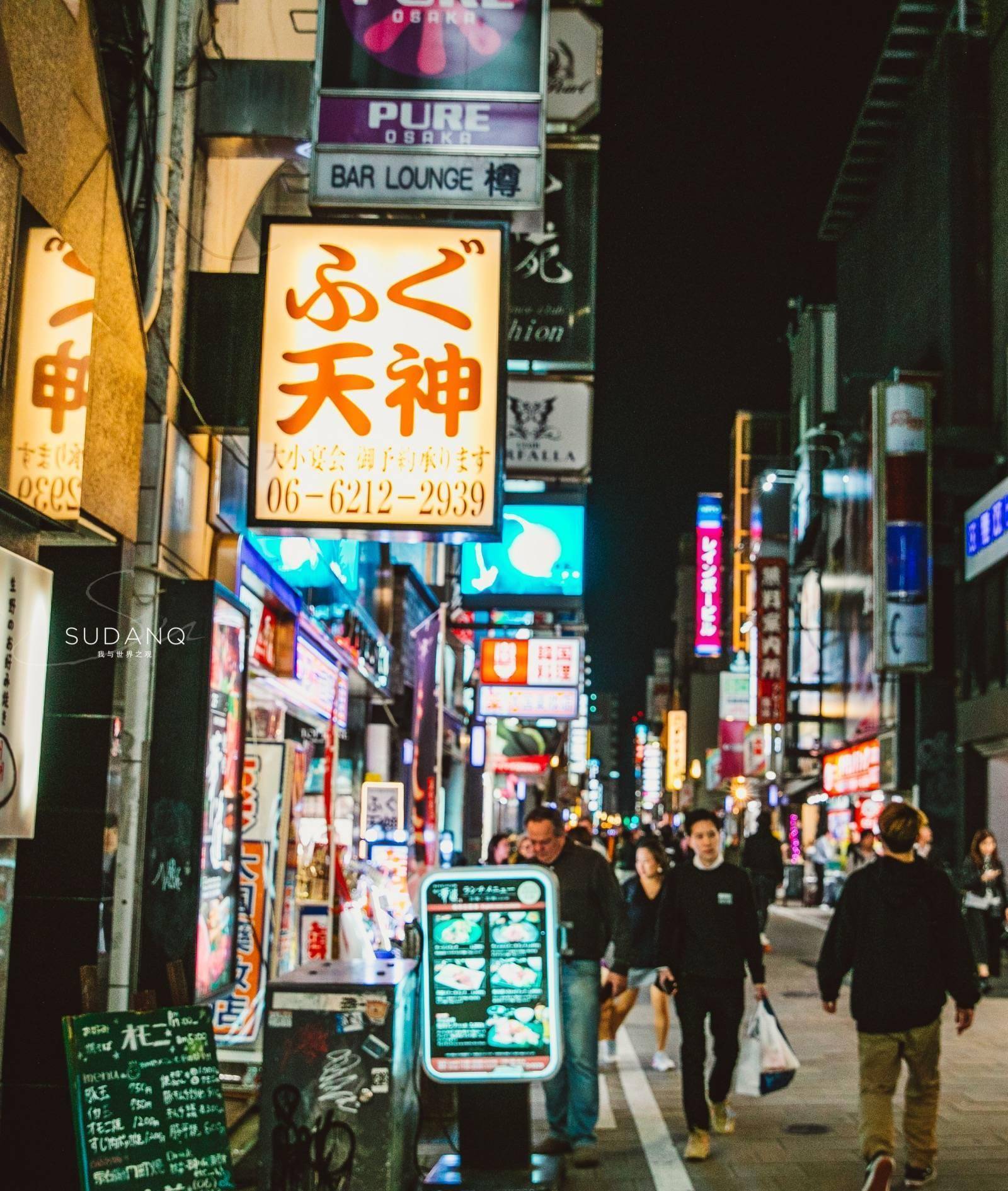 城市街拍_街拍城市夜景视频_街拍城市的雨夜美女图/