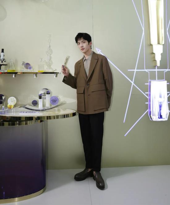 街拍美女穿搭夏季牛仔裤_成都美女穿搭街拍_明星穿搭街拍/