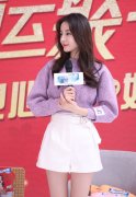 迪丽热巴连穿两条短裤显腿长紫色上衣搭白色短