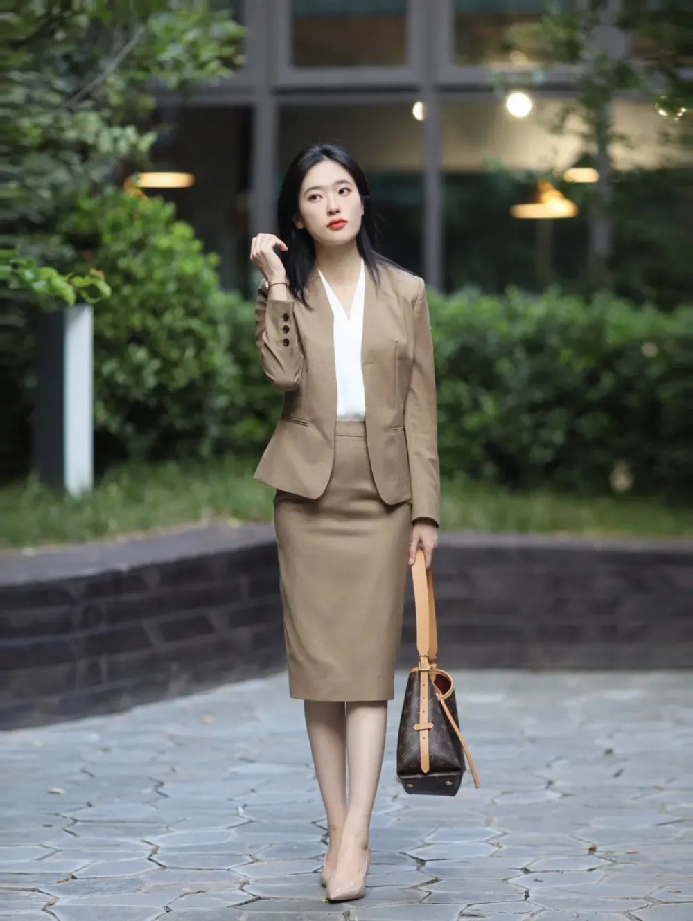 街拍搭配图_街拍搭配时尚的衣服_时尚搭配街拍/