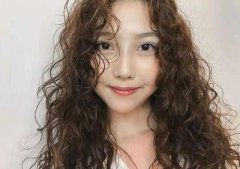 满头小卷发型显老吗
