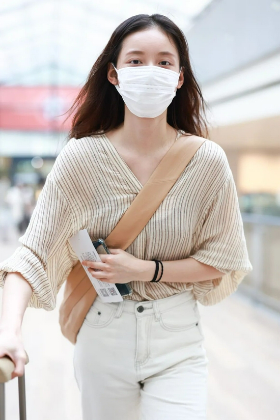 欧美ins街拍博主_花粉网欧美明星街拍_欧美明星街拍海报图/