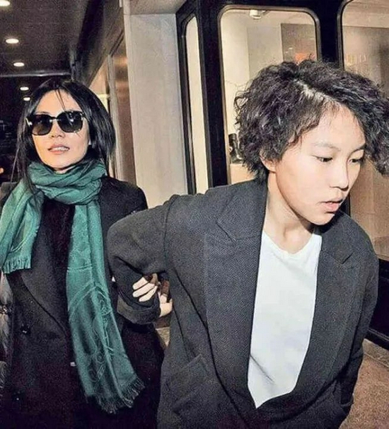 欧美ins街拍博主_花粉网欧美明星街拍_欧美明星街拍海报图/