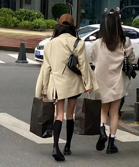 欧美明星街拍海报图_欧美ins街拍博主_花粉网欧美明星街拍/