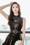 周洁琼机场高调炫腹大秀身材反戴棒