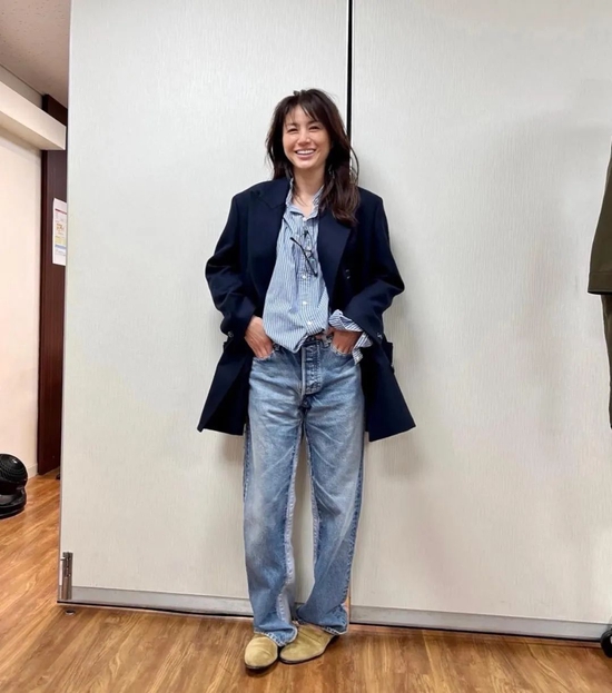 热门单品街拍_热门单职业传奇_单肩斜跨女包女星街拍/